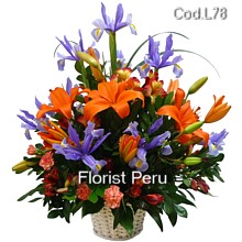 Arreglo floral con iris y liliums en canasta a Lima Peru